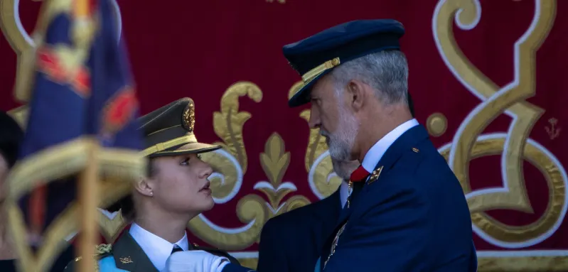 König Felipe eilt seiner Tochter Leonor zur Hilfe