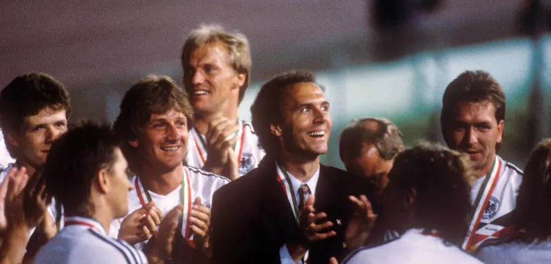 DFB-Teamchef Franz Beckenbauer im Kreise seiner Spieler, hinten v. li.: Andreas Möller, Frank Mill, Hans Pflügler und T