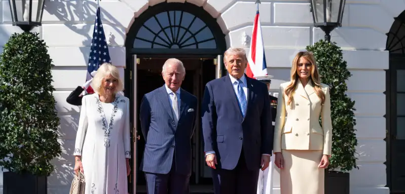 Donald und Melania Trump und König Charles III. mit Camilla