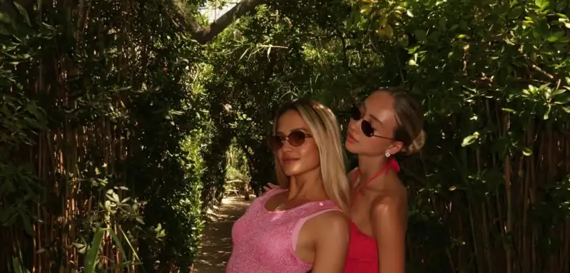 Davina und Shania Geiss als Ladys in Pink in knappen Kleidchen