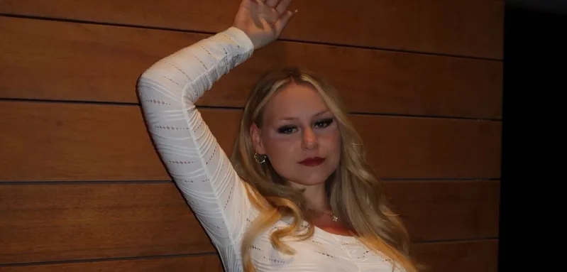 sarah jane wollny heiß freizügig haut