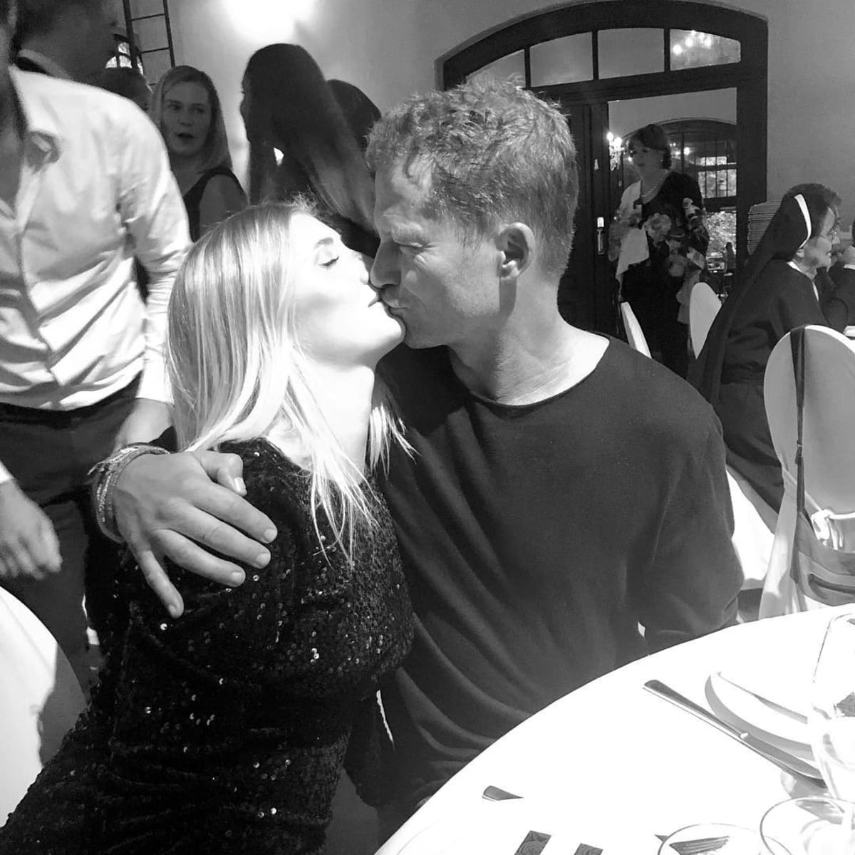 Sie Zeigen S Kritikern Luna Schweiger Kusst Papa Til Auf Den Mund
