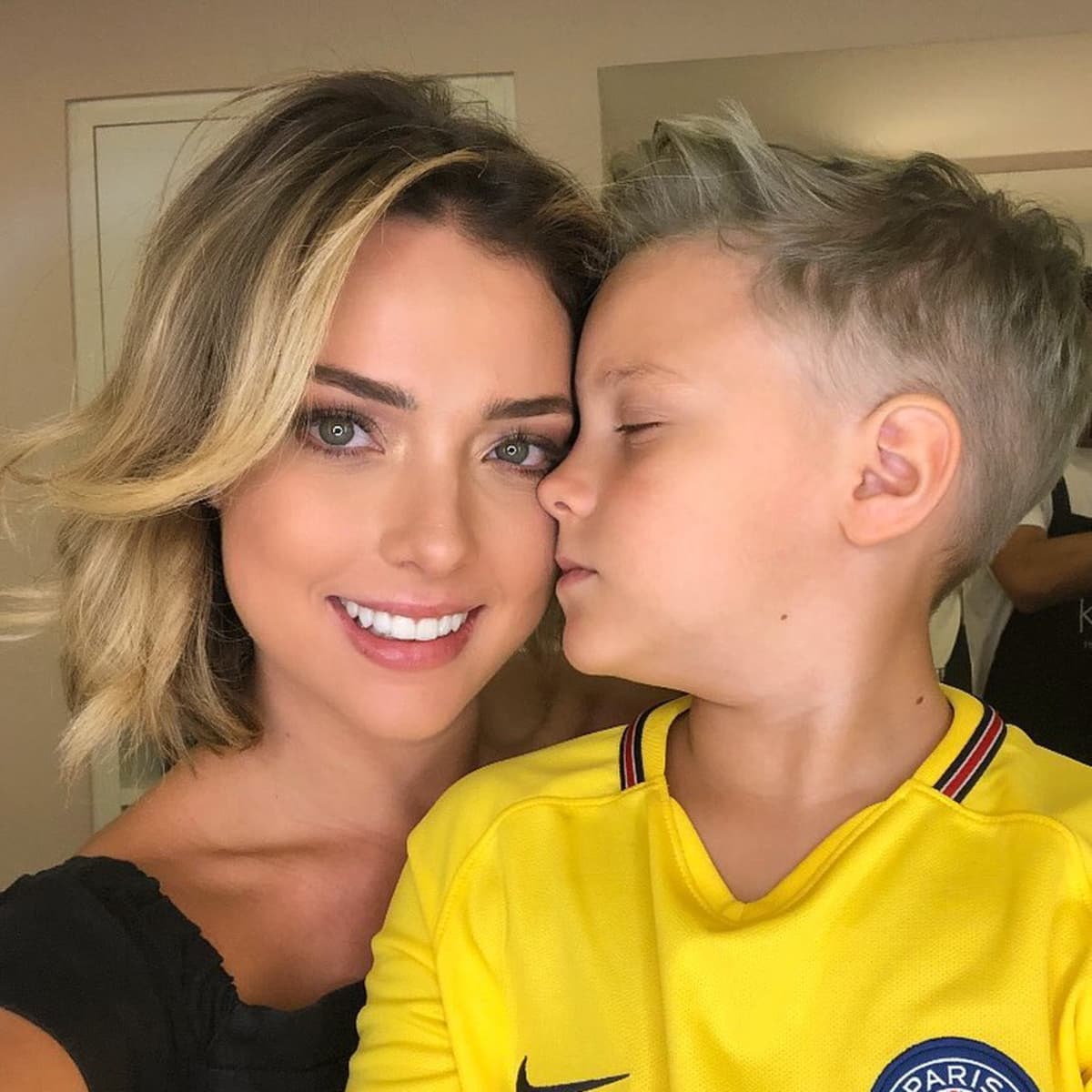 Neymar Das Ist Die Mutter Seines Sohnes Davi