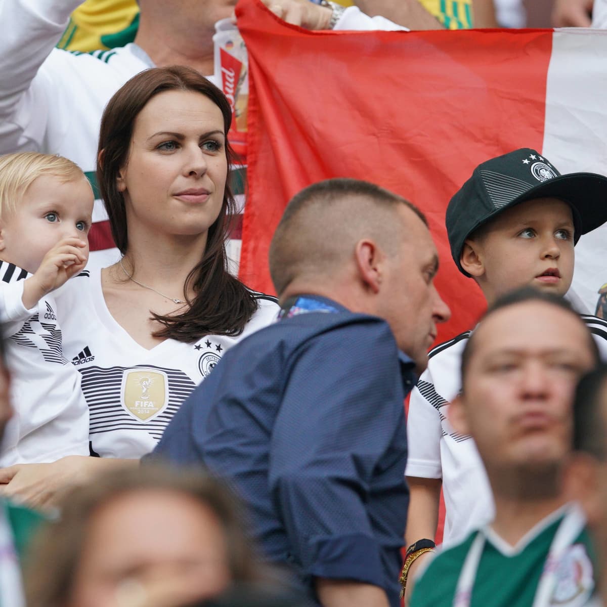 Toni Kroos Frau Jessica Und Die Kids Unterstutzen Ihn In Russland