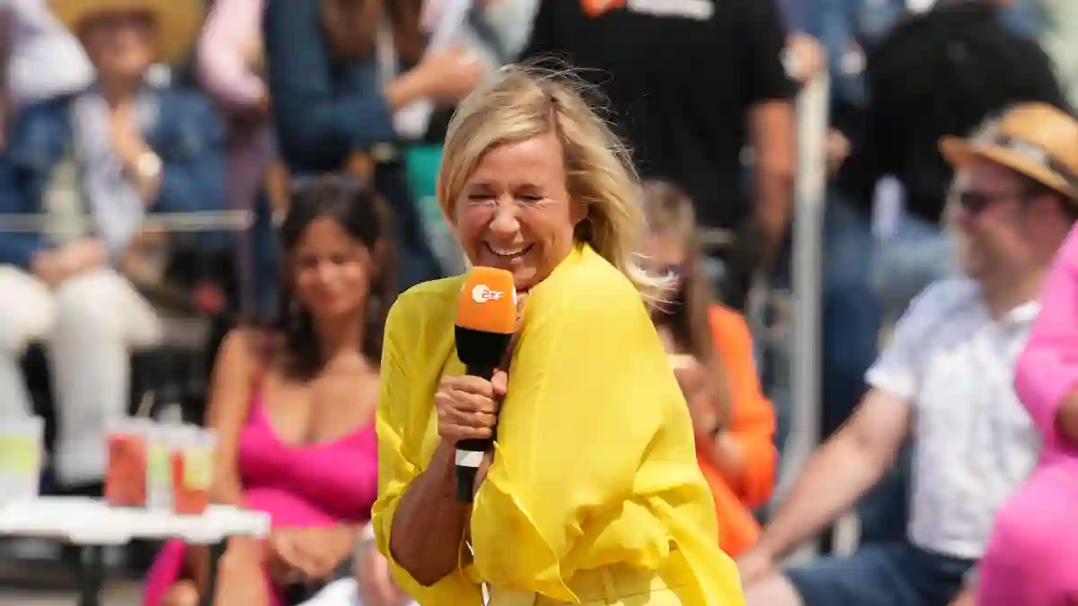 ZDF - Fernsehgarten Moderatorin Andrea Kiewel in der Unterhaltungsshow ZDF Fernsehgarten am 02.07.2023 in Mainz.