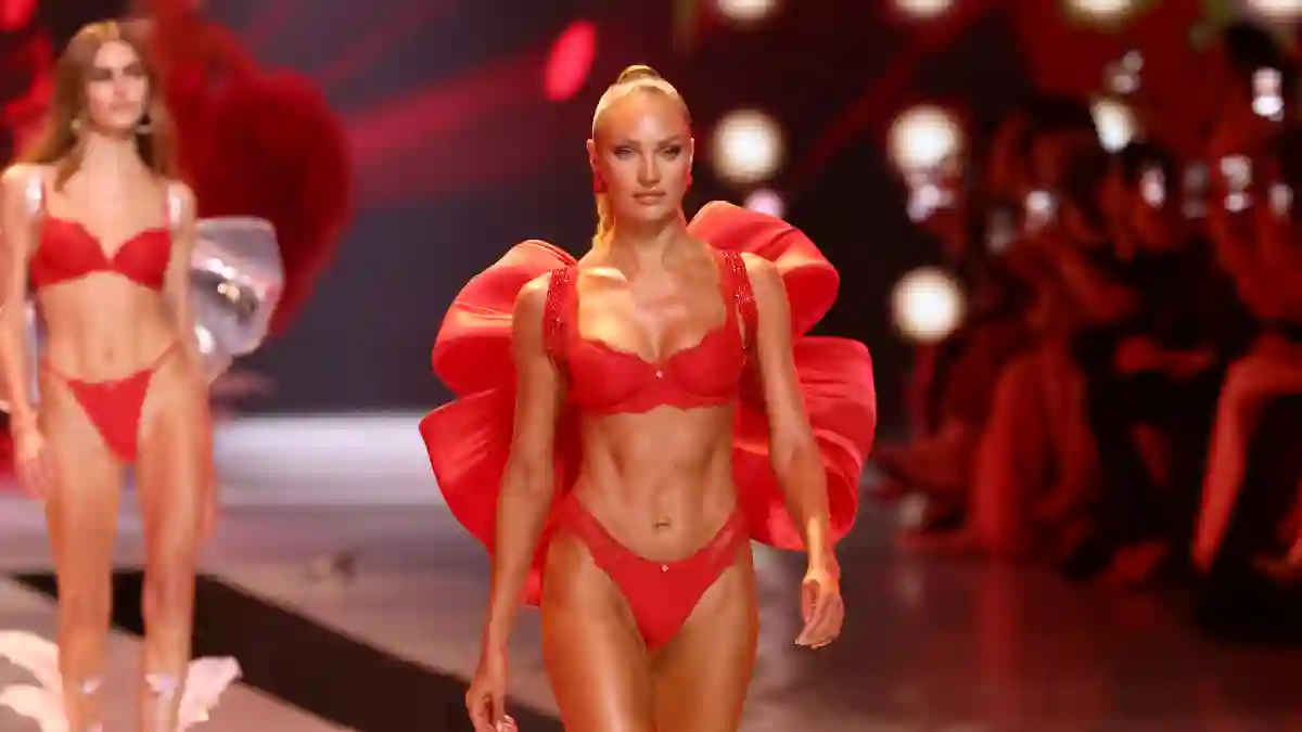 Candice Swanepoel bei der Victoria's Secret Fashionshow 2024