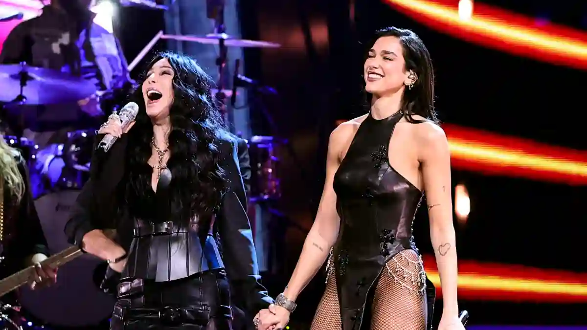 Cher und Dua Lipa in sexy Outfits