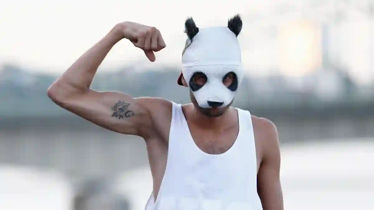 Cros Markenzeichen ist seine berühmte Panda-Maske