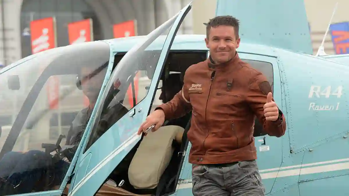 Felix Baumgartner beim Ausstieg aus einem Helikopter