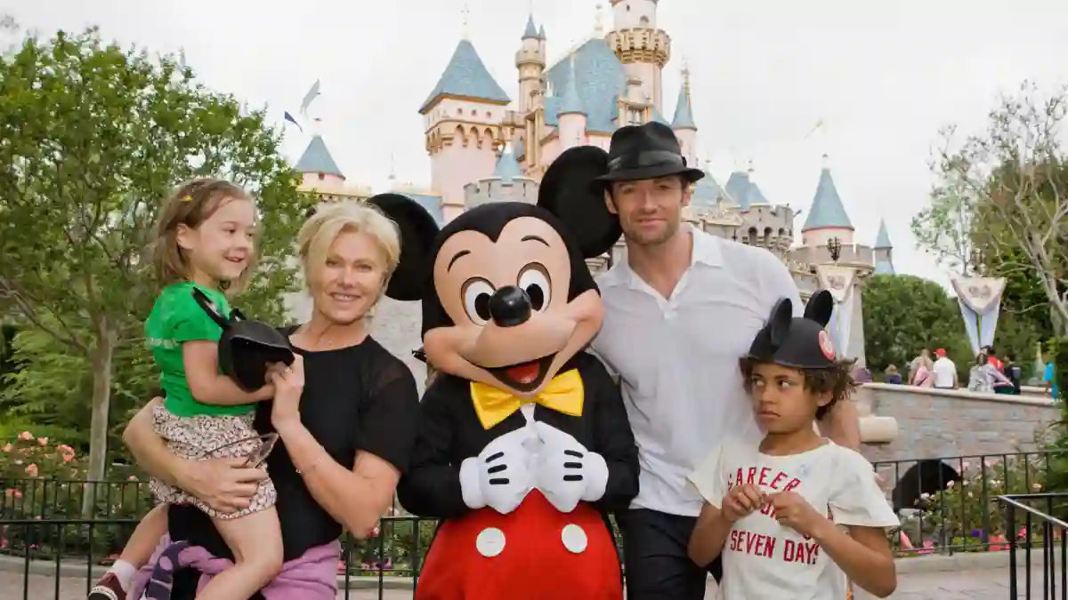 Hugh Jackman mit seiner Frau Deborrah und den Kindern Oscar und Ava im Disneyland