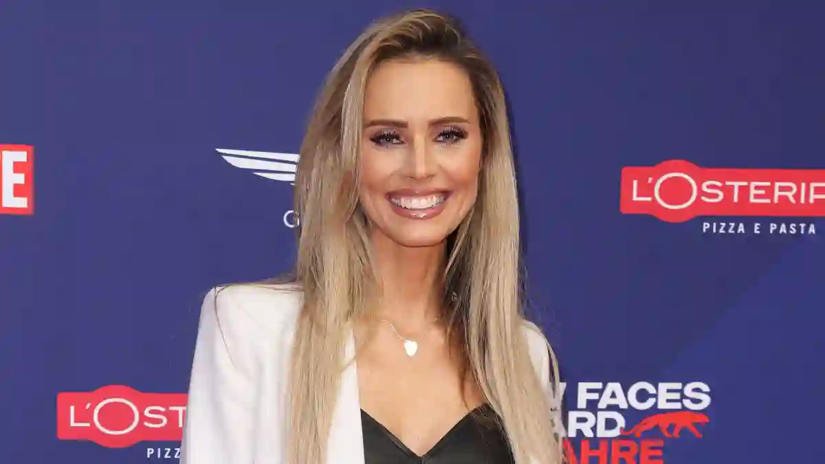 jenice heiß freizügig haut body bauchfrei look