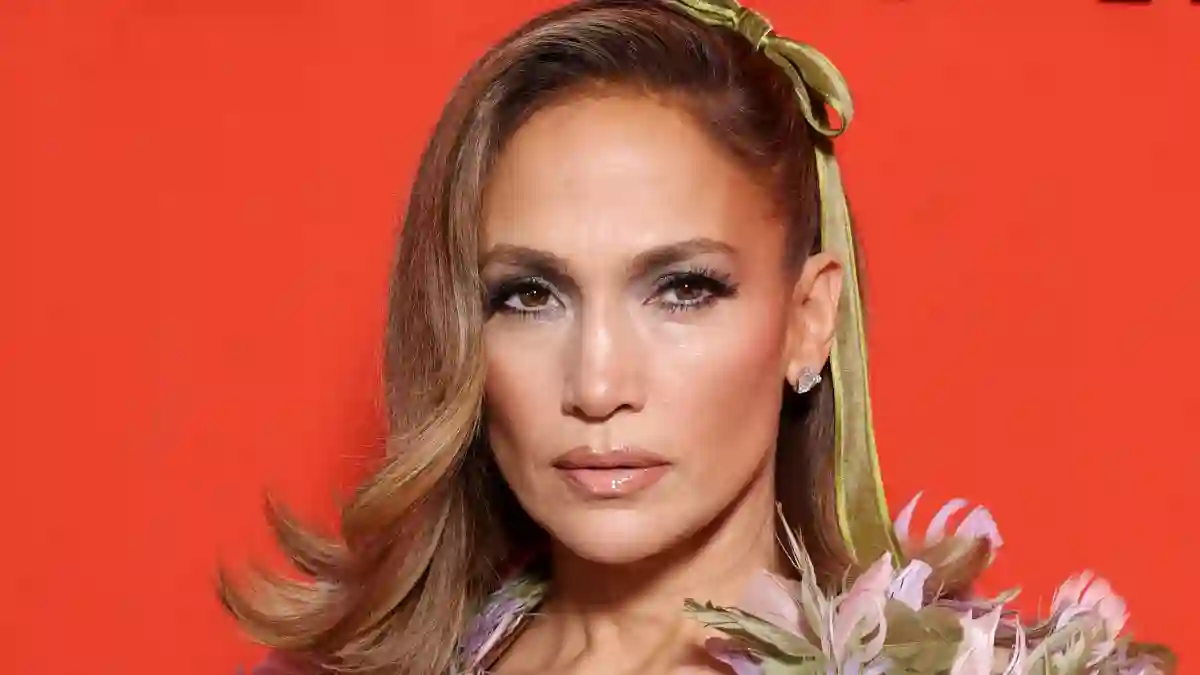 Jennifer Lopez paris fashion week