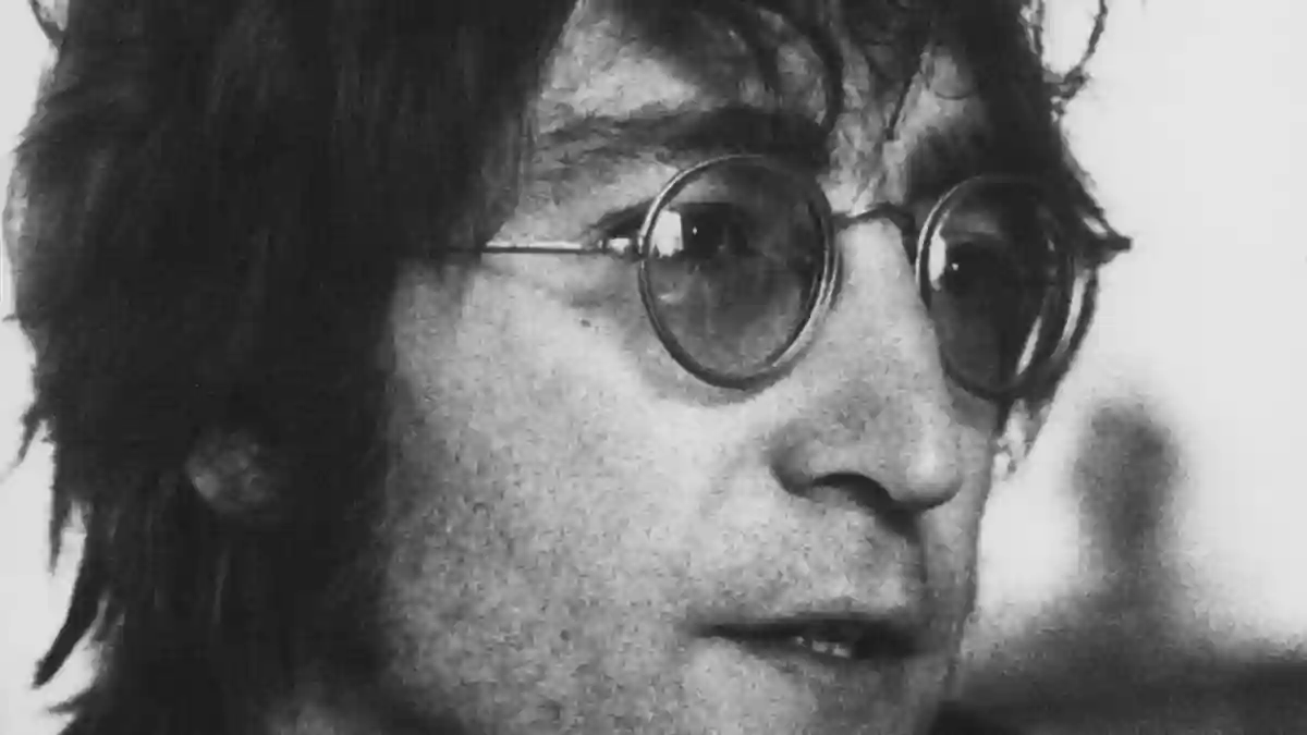 Sänger, Musiker und Songwriter John Lennon (1940 - 1980), circa 1970.
