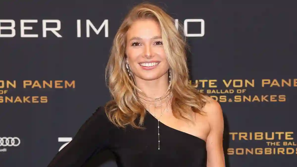 lola weippert heiß freizügig rücken kleid