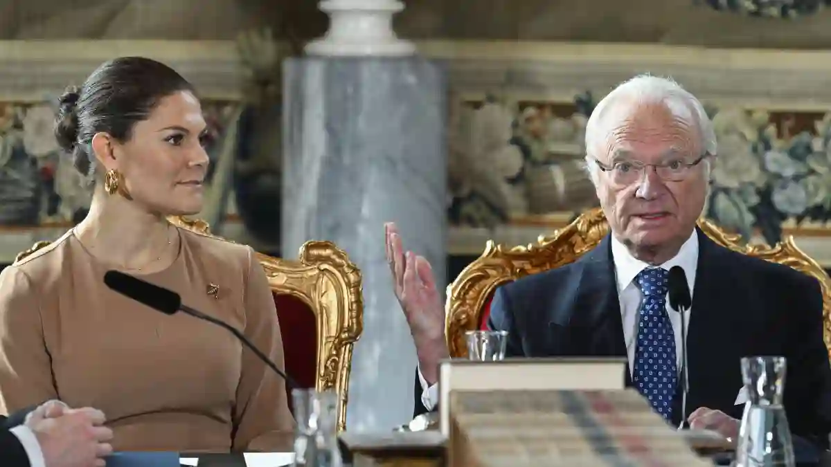 Prinzessin Victoria und König Carl Gustaf beim Regierungswechsel im Königspalast in Stockholm