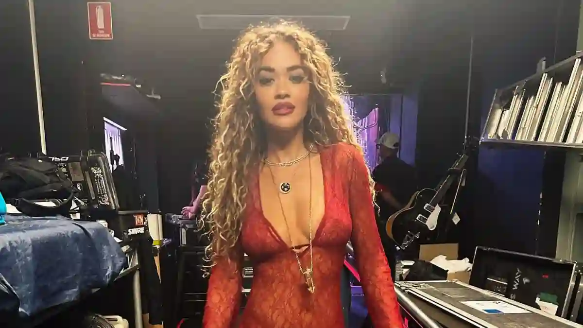Rita Ora durchsichtiges Kleid rot
