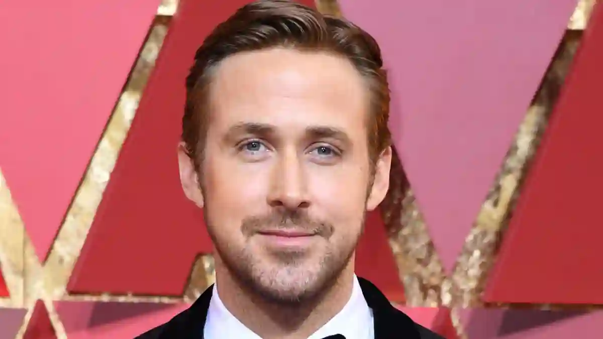 Ryan Gosling im adretten Anzug mit Fliege und ausgefallenem Hemd