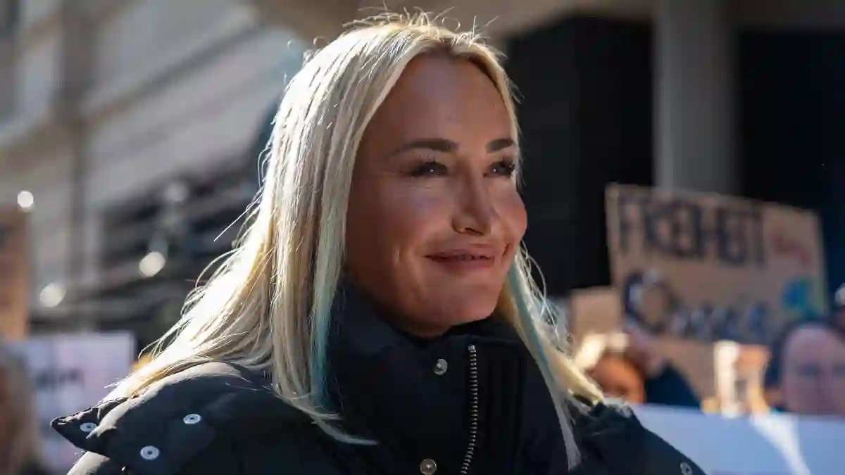 sarah connor heiß freizügig beinschlitz liebe mann