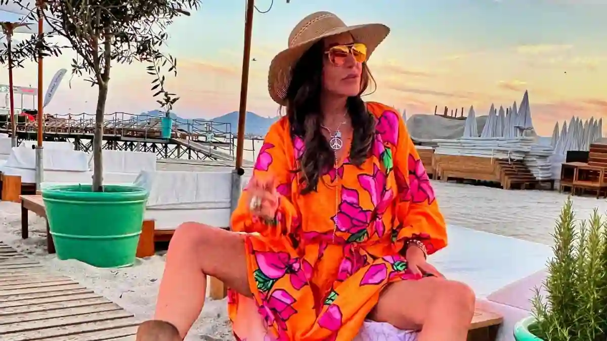 simone thomalla heiß sexy cowboy girl breitbeinig pose gewagt