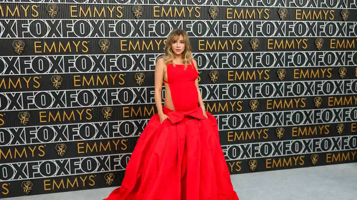 Suki Waterhouse zeigt Babybauch in Valentino-Kleid