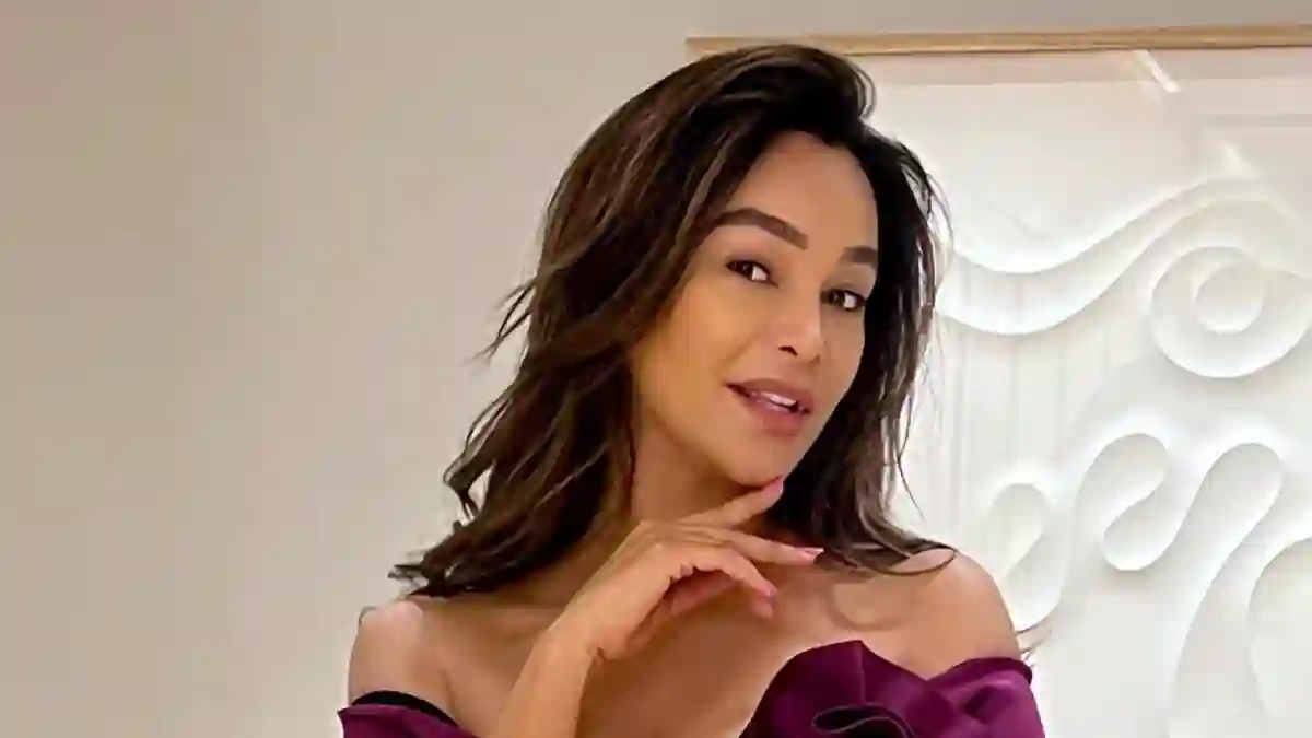 Verona Pooth sexy im Bikini mit Blume