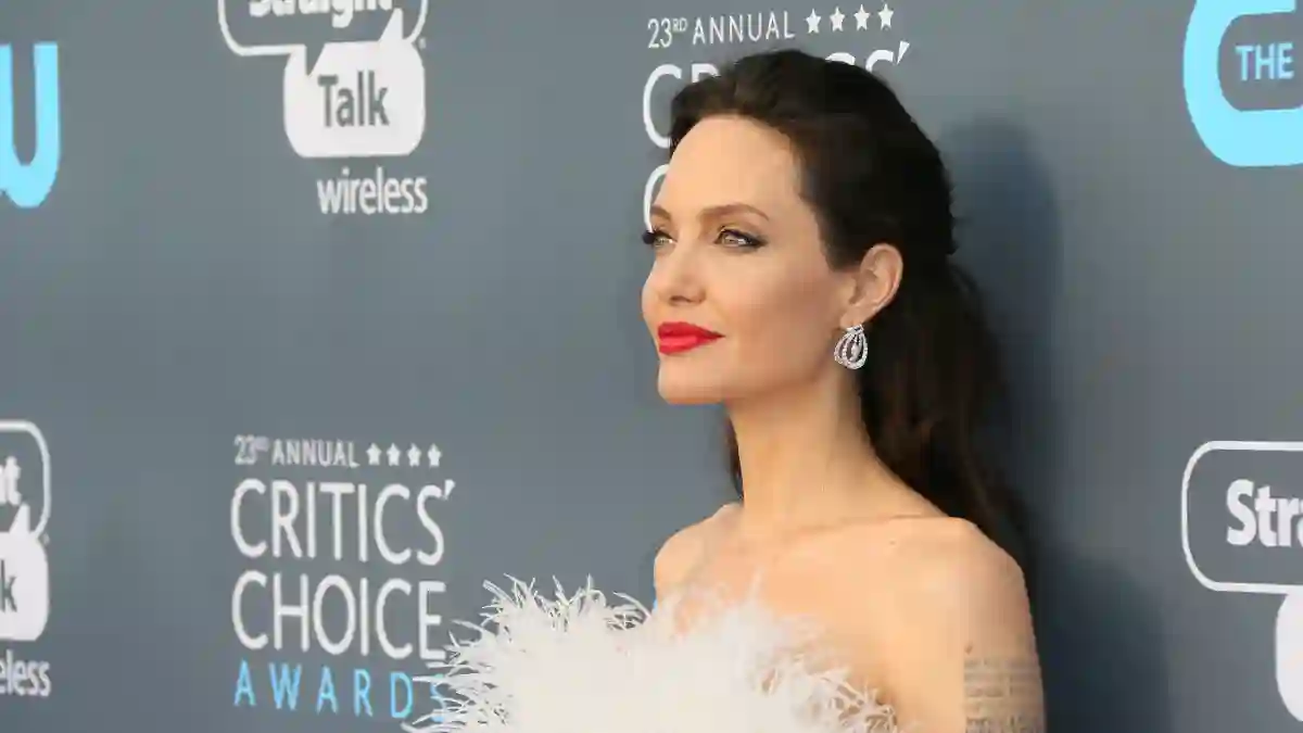 Angelina Jolie erschien zu den Critic Choice Awards in weiß