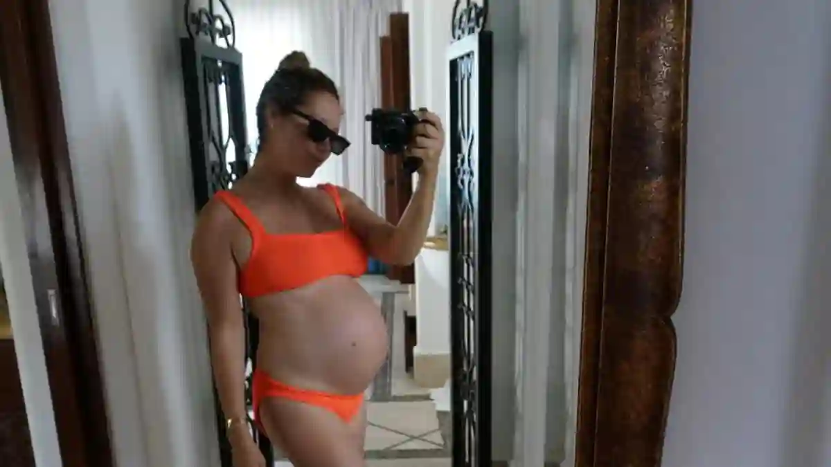 ashley tisdale babybauch bikini heiß sexy