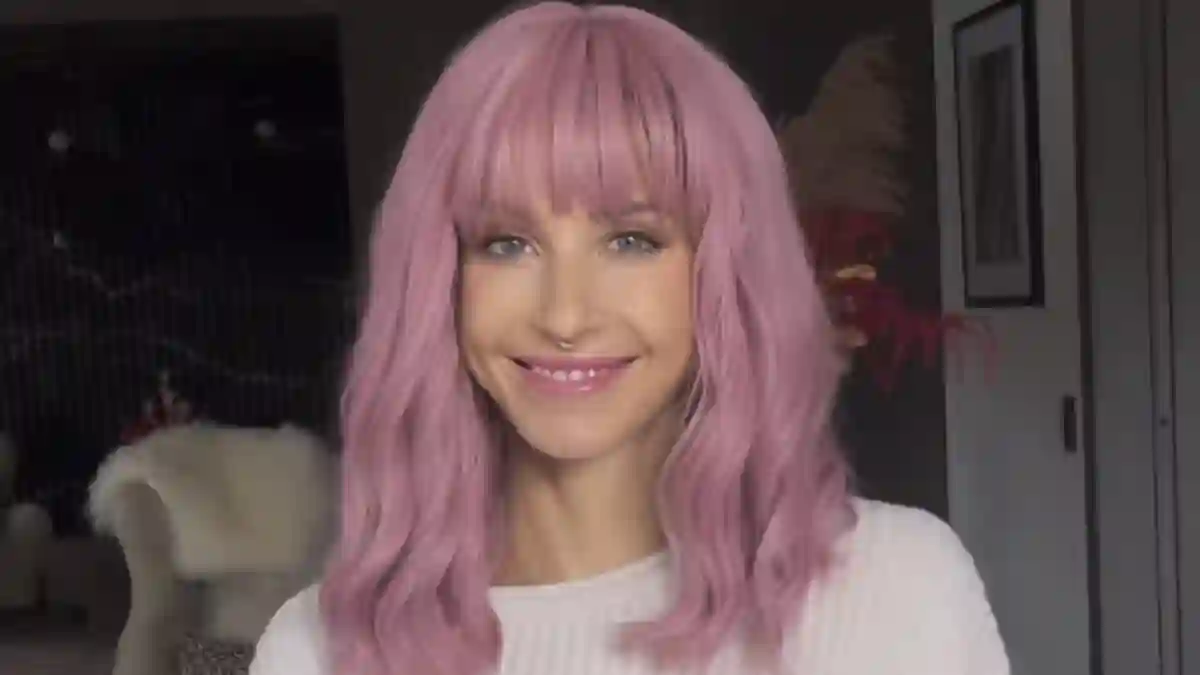 Cathy Hummels zeigt sich in einem Instagram-Reel mit pinken Haaren 2023
