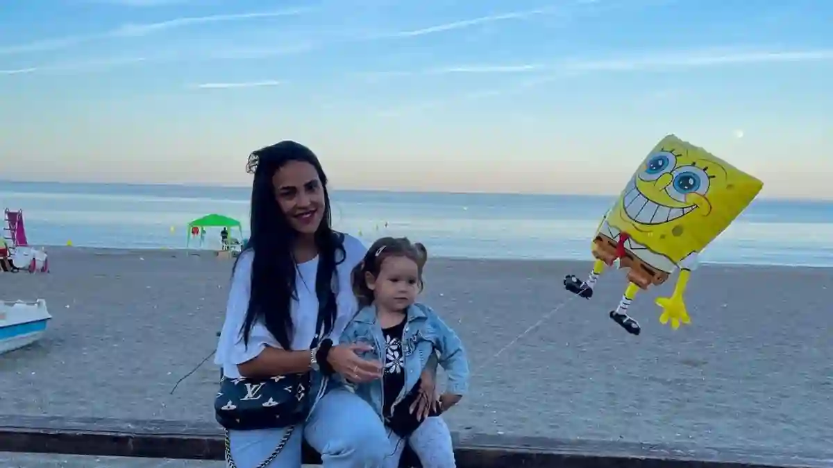 Elena Miras und ihre Tochter am Strand auf Instagram