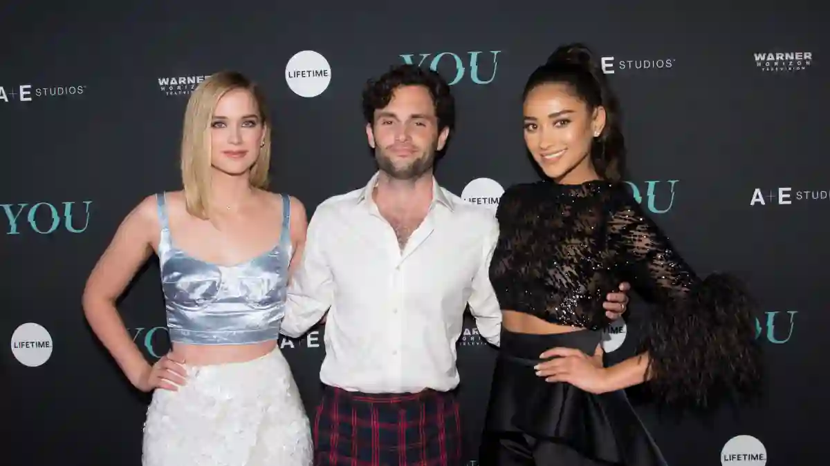 Elizabeth Lail, Penn Badgley und Shay Mitchell bei der „You“ Serien Premiere in New York City 2018