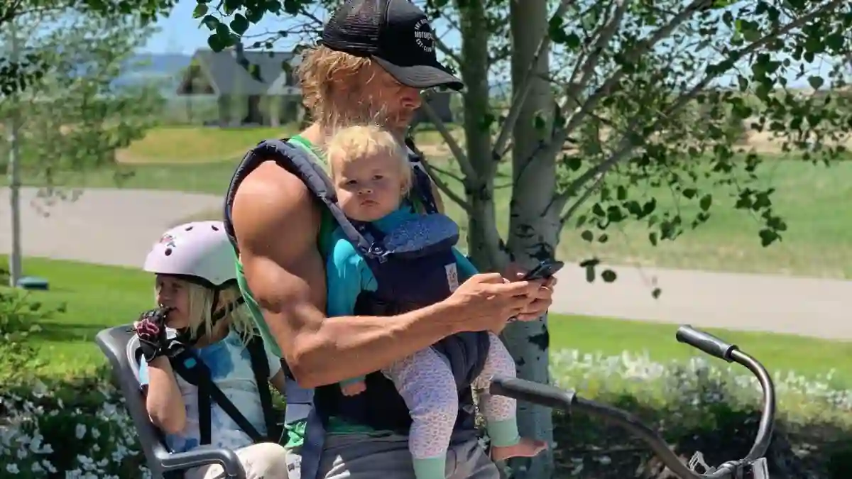 Eric Christian Olsen auf Instagram mit Kindern und muskulösen Armen