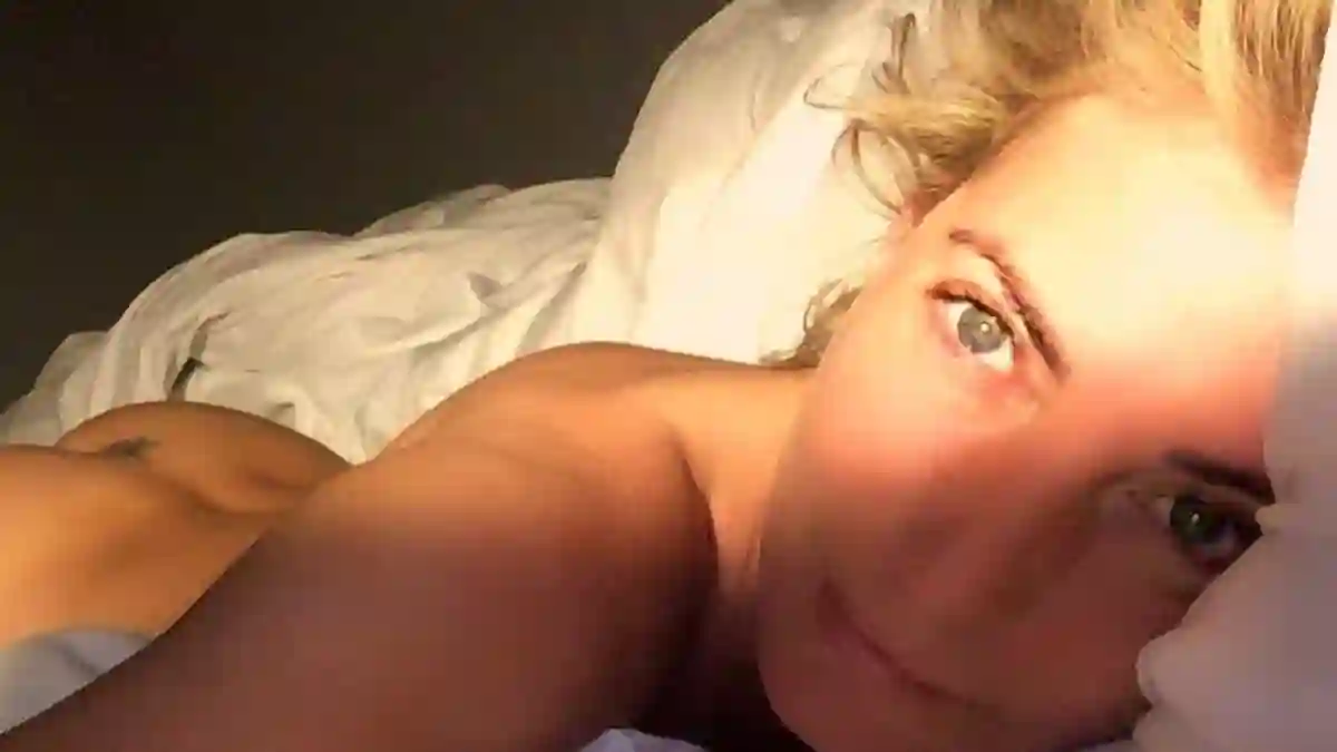 Giulia Siegel im Bett