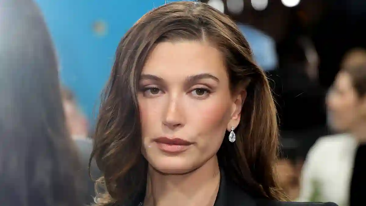 Hailey Bieber spricht offen über die Geburt ihres Sohnes