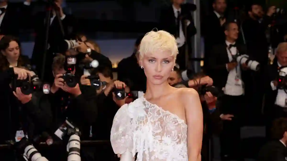 Iris Law in einem verführerischen Dress in Cannes