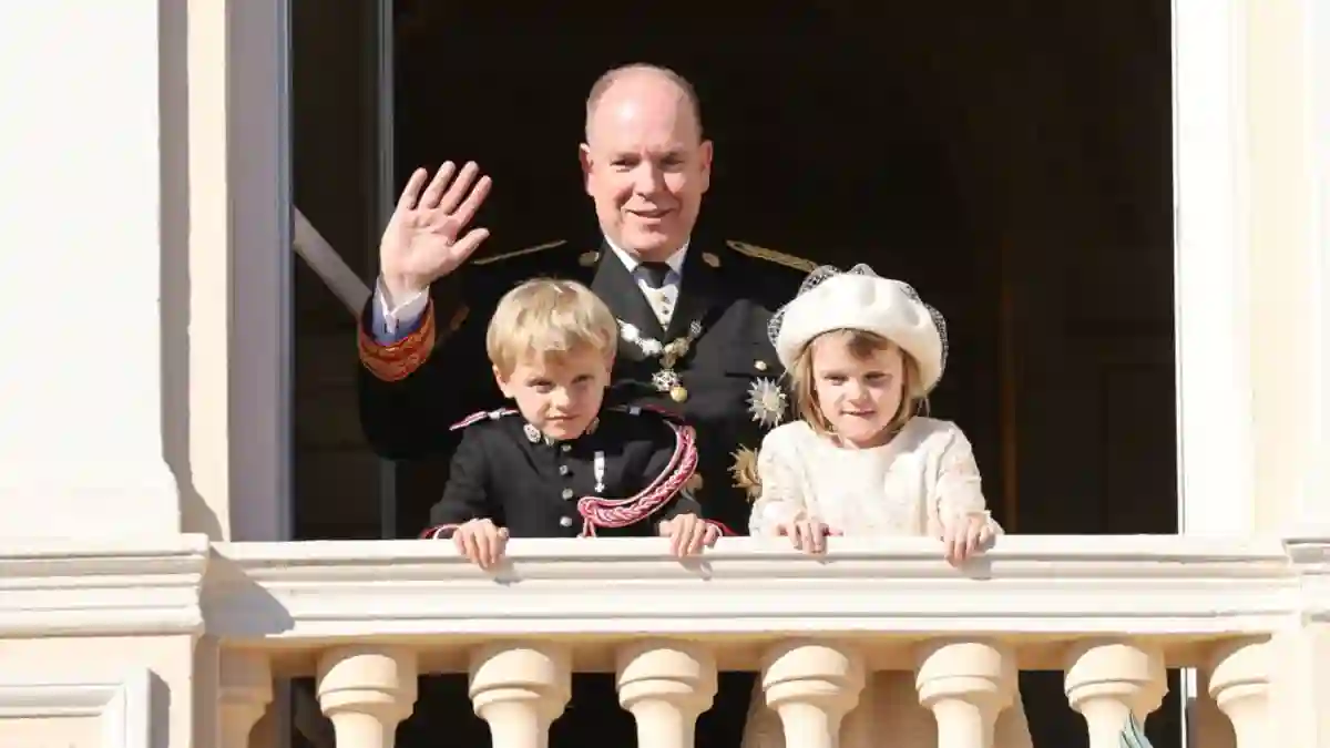 Prinz Jacques, Fürst Albert II. von Monaco und Prinzessin Gabriella beim Nationalfeiertag in Monaco
