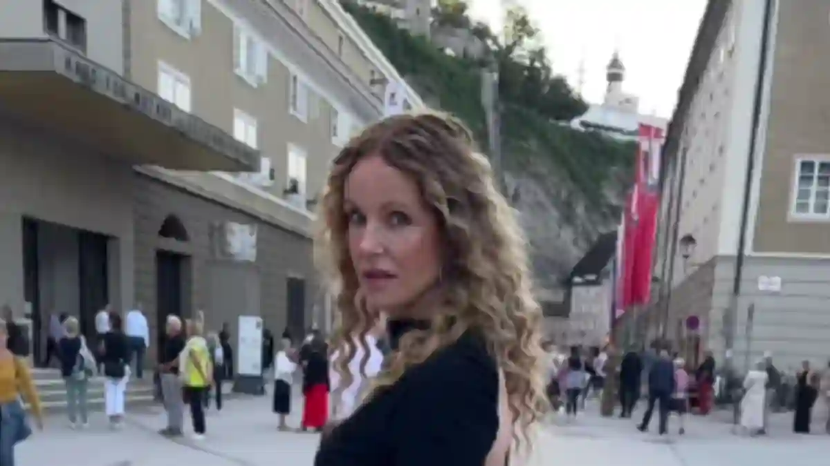 Katja Burkard im Kleid