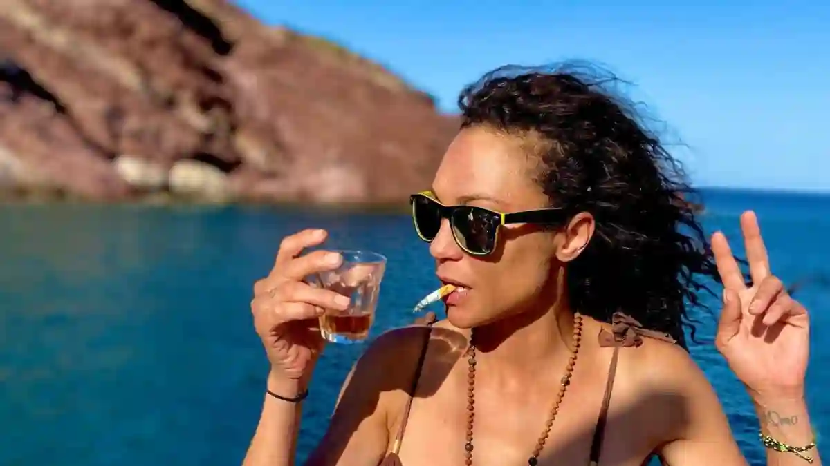 Lilly Becker mit Zigarette, Drink und im Badeanzug auf Instagram