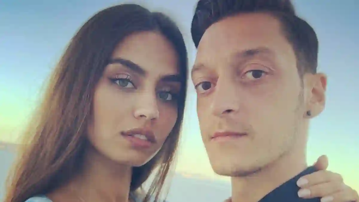 Mesut Özil Rücktritt: Freundin Amine Gülse unterstützt ihn, Amine Gülşe
