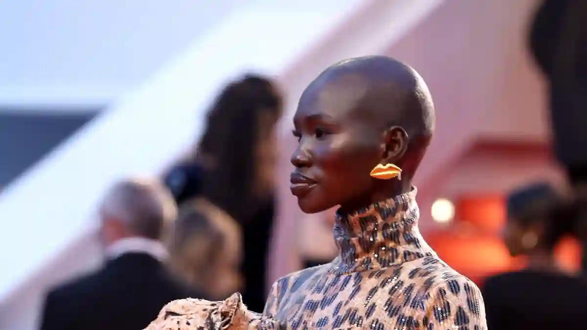 Mitchell Akat Maruko Raan zieht auf dem roten Teppich in Cannes mit einem krassen Look alle Blicke auf sich