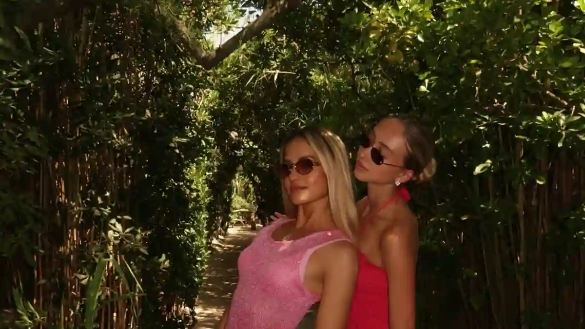 Davina und Shania Geiss als Ladys in Pink in knappen Kleidchen