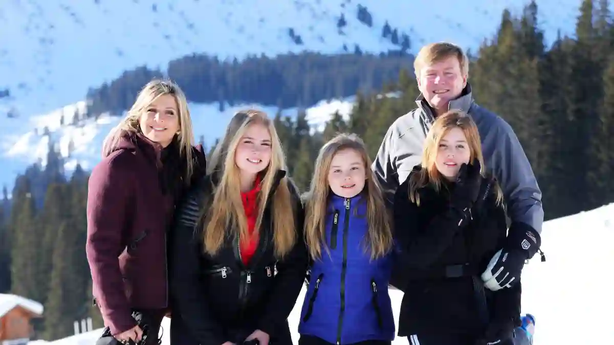 Die niederländische Königsfamilie posiert im Schnee