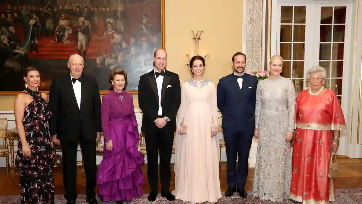 Die norwenischen Royals: Prinzessin Märtha Louise, König Harald, Königin Sonja, Prinz William und Herzogin Kate, Prinz Haakon, Prinzessin Mette Marit of Norway und Prinzessin Astrid