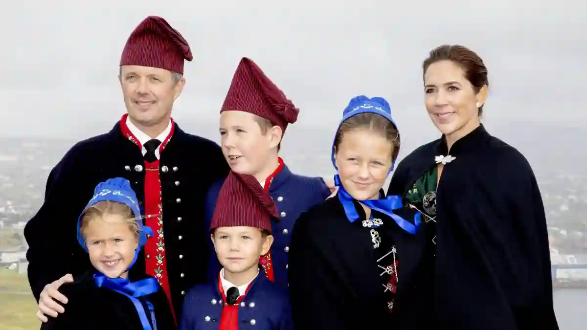 Prinz Frederik, Prinzessin Mary und Kinder in süßer Tracht unterwegs