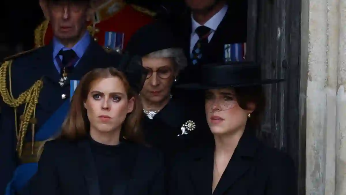 Prinzessin Beatrice und Prinzessin Eugenie bei der Beisetzung der Queen