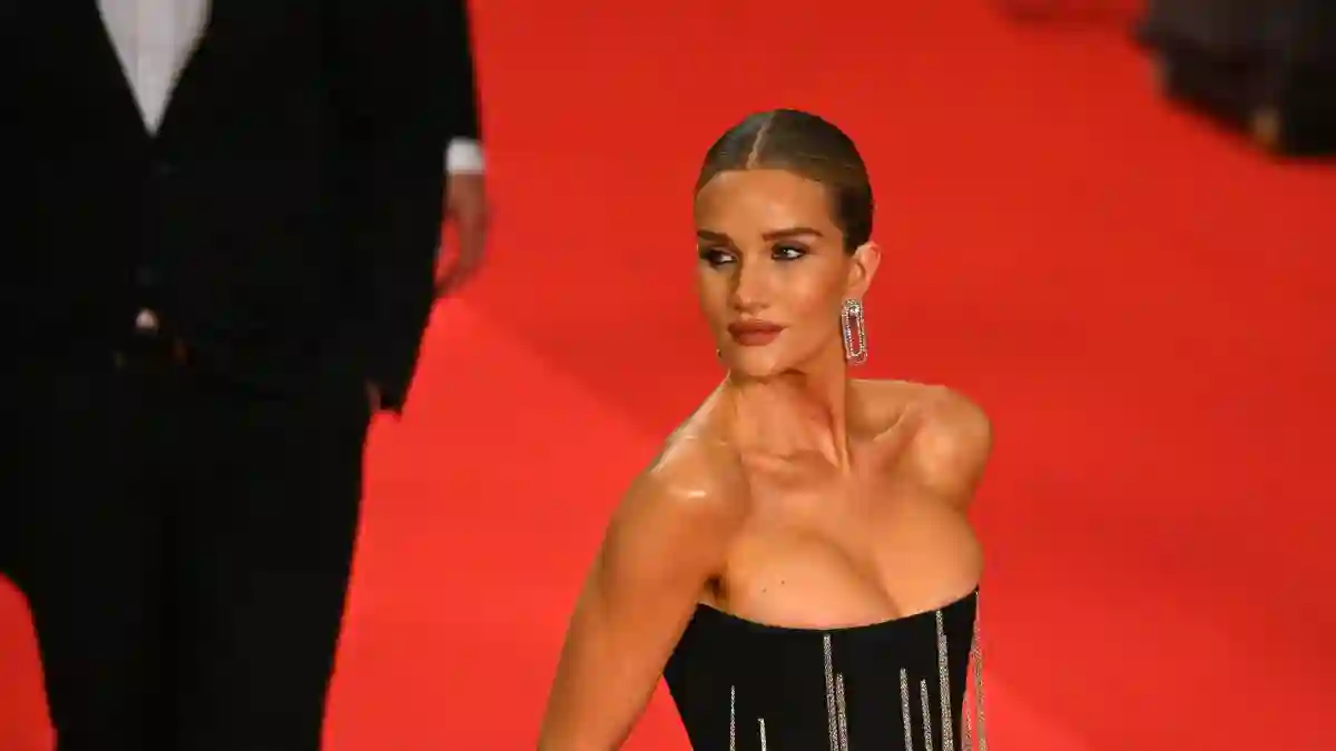 Rosie Huntington-Whiteley zeigt ihr pralles Dekolleté in Cannes