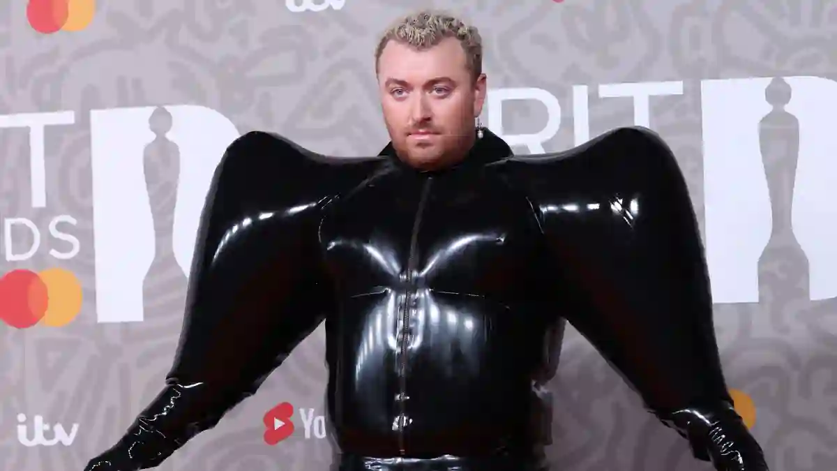 Sam Smith in einem krassen Latex-Outfit bei den Brit Awards