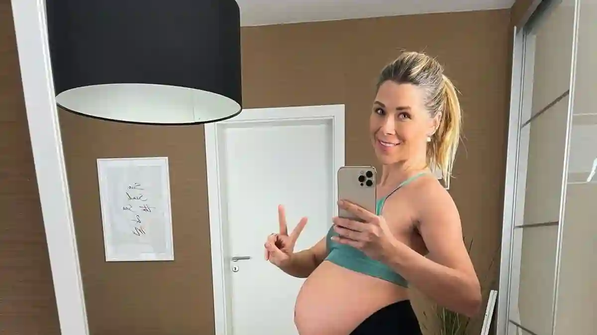 Tanja Szewczenko zeigt ihre Babykugel auf Instagram