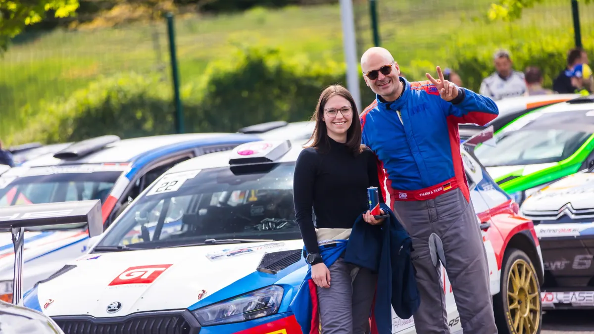 Albert von Thurn und Taxis und seine Copilotin Jara Hain vor dem Rennwagen