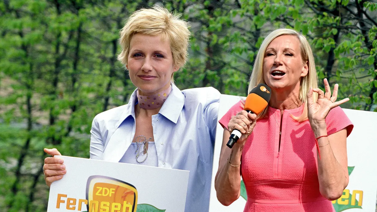Andrea Kiewel im Jahr 2000 und 2026 auf dem Lerchenberg