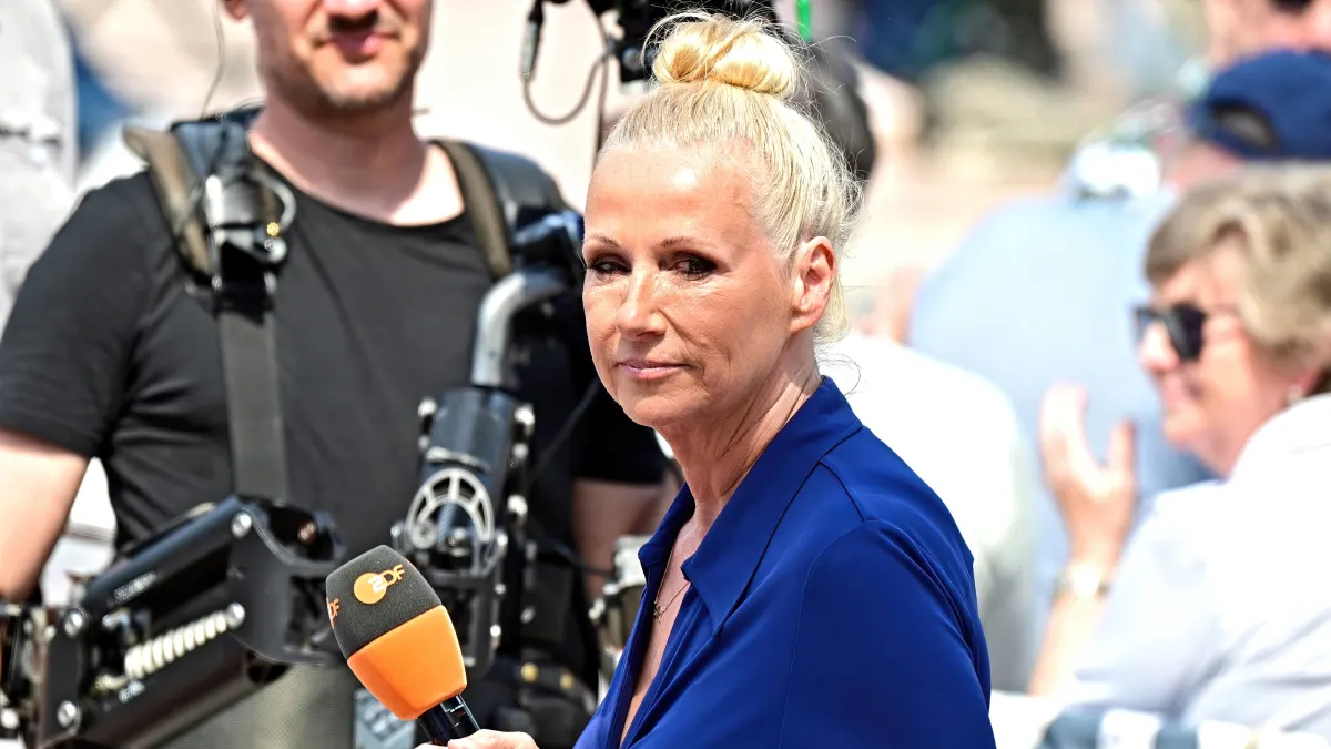 Andrea Kiewel stimmt Skandal-Song an.